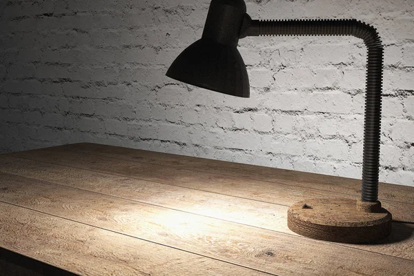 Lampada da tavolo con piano in legno illuminato a luce gialla — Foto Stock