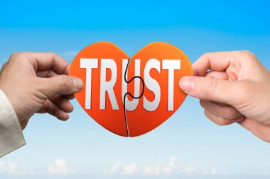 İki kelime güven ile montaj şeklinde kalp puzzle parçaları eller