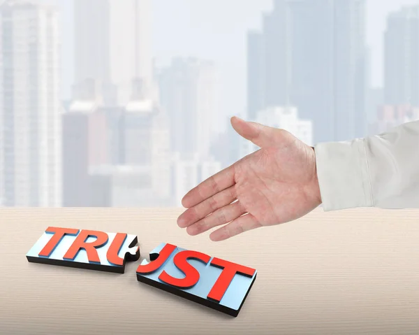Skakar hand och pussel bitar med ordet förtroende — Stockfoto