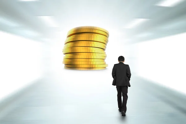 Uomo d'affari che cammina verso pila di monete d'oro — Foto Stock
