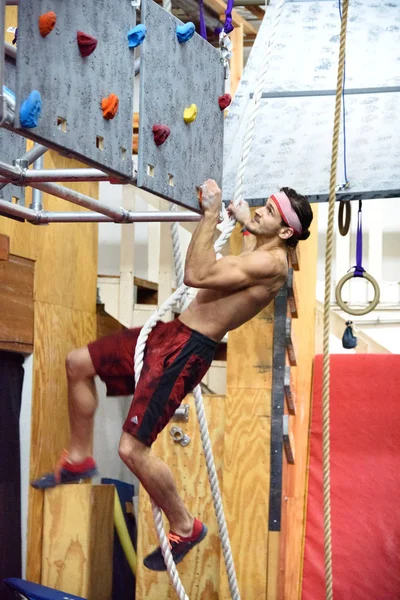 Detailní záběr na silné paže a ramena svaly ninja bojovník Adam Rahl během soutěže konané v počátkem roku 2017 v Albuquerque, Nové Mexiko Stock Snímky