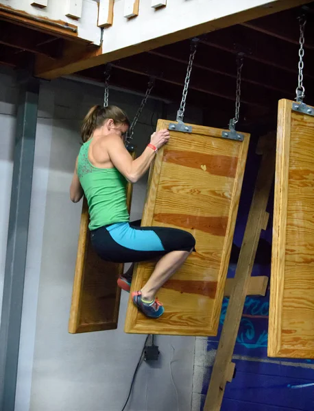 Joven atleta ninja guerrera, Sara Heesen, en obstáculo de pared flotante en Albuquerque Nuevo México Fotos De Stock Sin Royalties Gratis