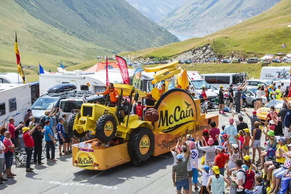 Mc cain car in alps - tour de france 2015 — Stockfoto