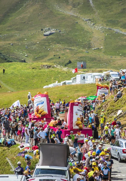 St. Michel Madeleines Caravan in Alps - Tour de France 2015 — Stock Photo, Image