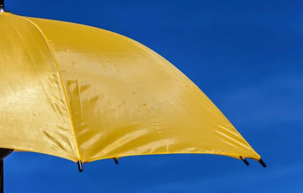 Parasol amarelo contra o céu — Fotografia de Stock