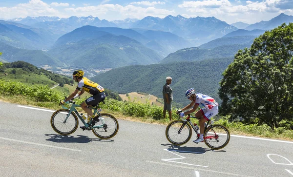 Δύο ποδηλάτες σε διάσελο d'Aspin - Tour de France 2015 — Φωτογραφία Αρχείου