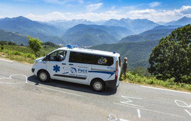 Col d'Aspin - Fransa Bisiklet Turu 2015 tarihinde resmi ambulans