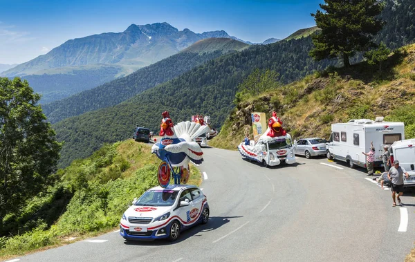 Le Gaulois Caravan in Pyrenees Mountains - Tour de France 2015 — 스톡 사진