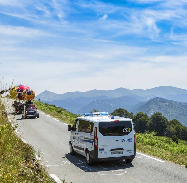 De officiële Ambulance op Col d'Aspin - Tour de France 2015 — Stockfoto