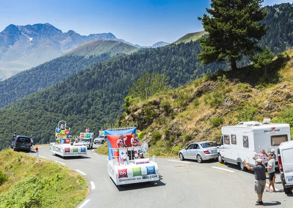 Ibis Hotellit Karavaani Pyreneiden vuoristossa - Tour de France 2015 — kuvapankkivalokuva