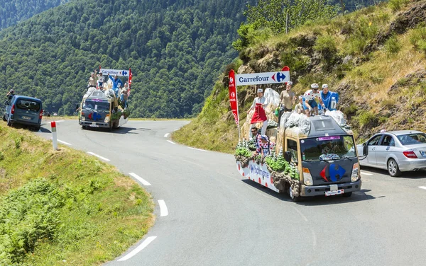 Carrefour Caravan nas montanhas dos Pirenéus - Tour de France 2015 — Fotografia de Stock