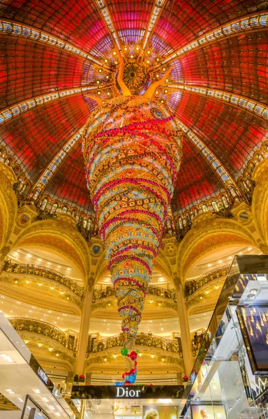 Kerstdecoratie in Galeries Lafayette, Paris — Stockfoto