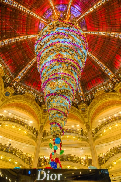 Juldekoration i Galeries Lafayette, Paris — Stockfoto