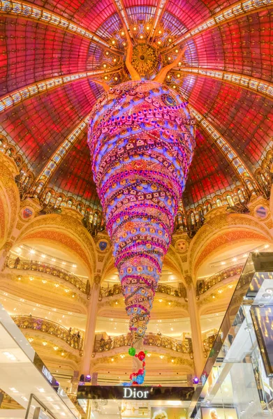 Kerstdecoratie in Galeries Lafayette, Paris — Stockfoto