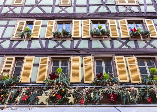 Maison traditionnelle alsacienne en hiver — Photo