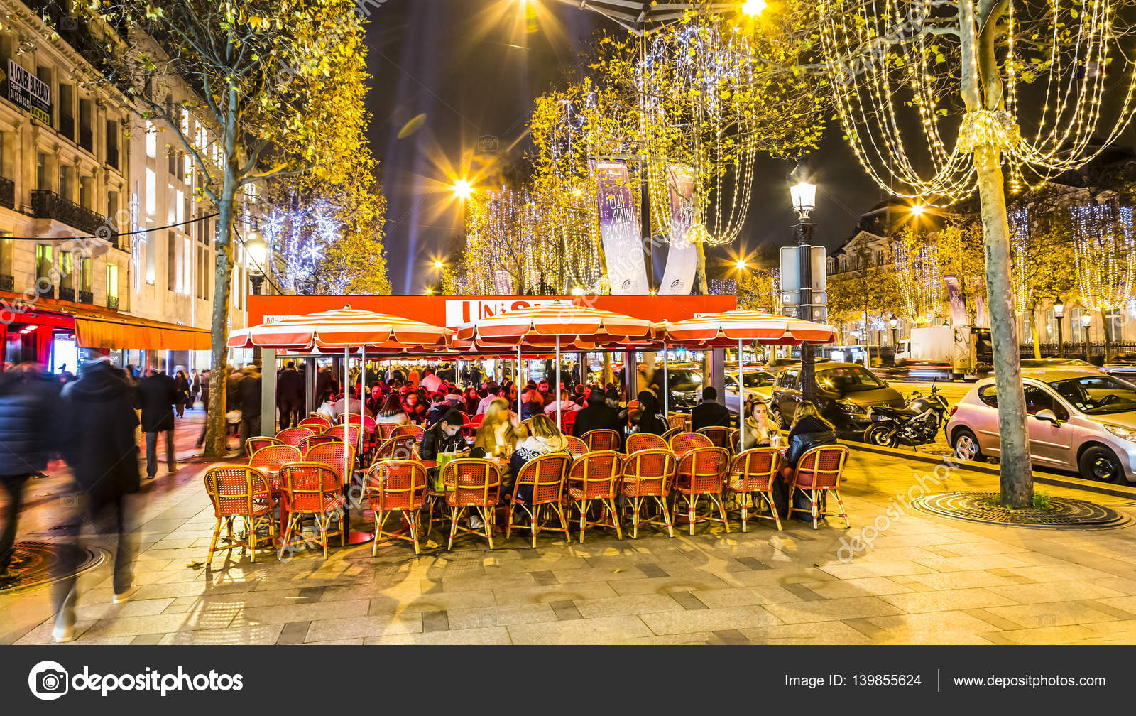 Straat Terras Op Champs Elysees In Een Winternacht Redactionele Stockfoto C Razvanphoto