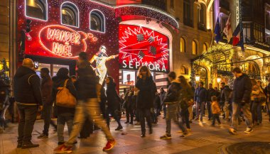 Festival Paris'te Champs Elysees Bulvarı dekore edilmiş