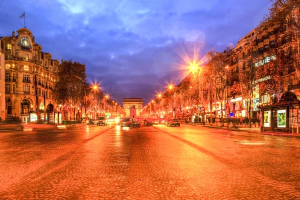 Елисейский бульвар в Париже празднично украшен — стоковое фото