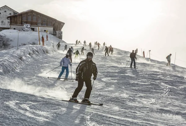 Ludzie na nartach w Alpach — Zdjęcie stockowe