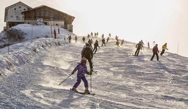 Ludzie na nartach w Alpach — Zdjęcie stockowe