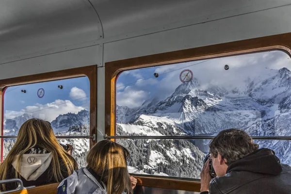 Touristen in der Straßenbahn in den Bergen — Stockfoto