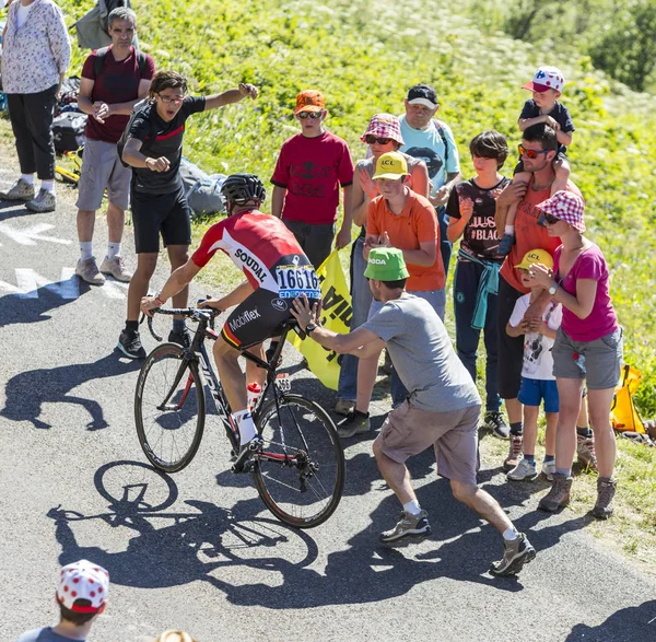 Bir bisikletçi - Tour de France 2016 iterek seyirci — Stok fotoğraf