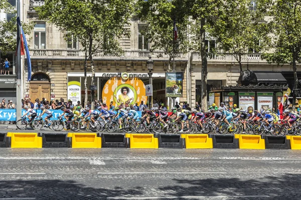 Żeński peleton w Paris - La kurs przez Le Tour de France 2 — Zdjęcie stockowe