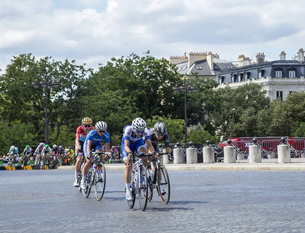 Die weibliche Ausreißerin in Paris - la course by le tour de france — Stockfoto