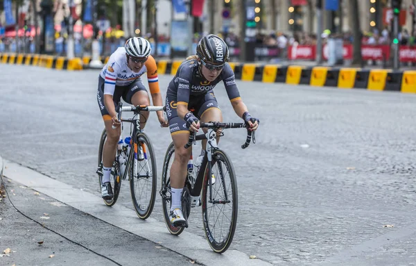 Two Female Cyclists in Paris - La Course by Le Tour de France 20 — Stock Photo, Image