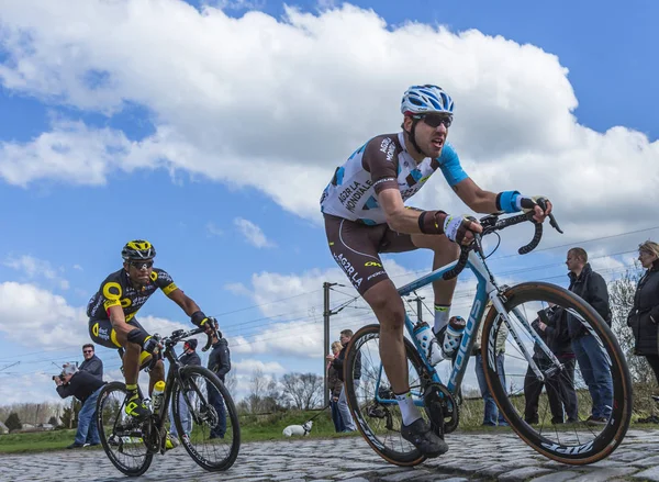 İki bisikletçiler - Paris Roubaix 2016 — Stok fotoğraf