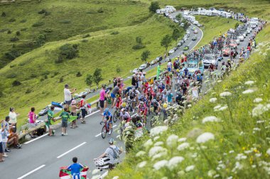 Col de Peyresourde - tur üzerinde Peloton (Gruppetto) yaklaşırken