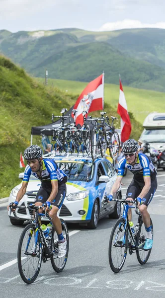 Dos ciclistas en el Col de Peyresourde - Tour de France 2014 — Foto de Stock