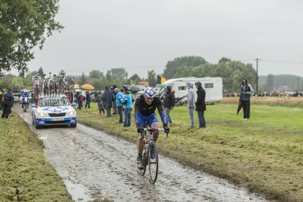 O ciclista Mickael Delage em uma estrada Cobblestone - Tour de Franc — Fotografia de Stock