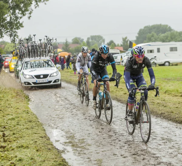 Grupo de ciclistas en una carretera empedrada - Tour de France 2014 — Foto de Stock