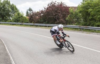 Bisiklet süren bisikletçi 