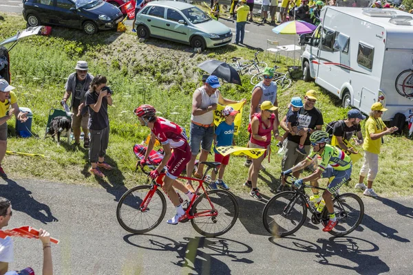 Lidé sledují cyklisty konkurence — Stock fotografie