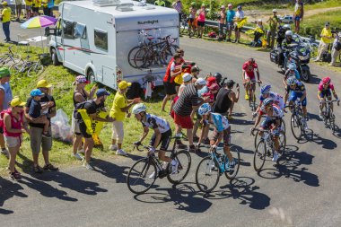 Grup Col du Grand Colombier - Tour de France 201 üzerinde bisiklet