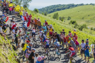Grup Col du Grand Colombier - Tour de France 201 üzerinde bisiklet