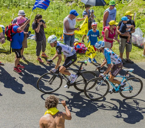 Dos ciclistas en el Col du Grand Colombier - Tour de France 2016 —  Fotos de Stock