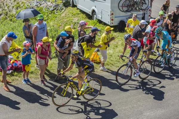 Três ciclistas no Col du Grand Colombier - Tour de France 2016 — Fotografia de Stock