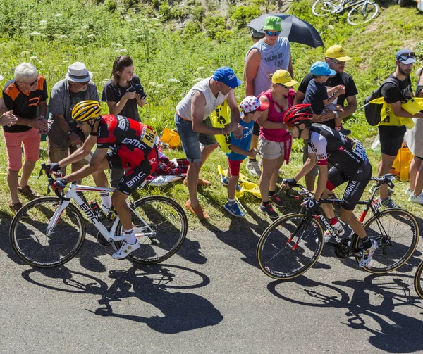 Dwaj rowerzyści na Grand Colombier - Tour de France 2016 — Zdjęcie stockowe