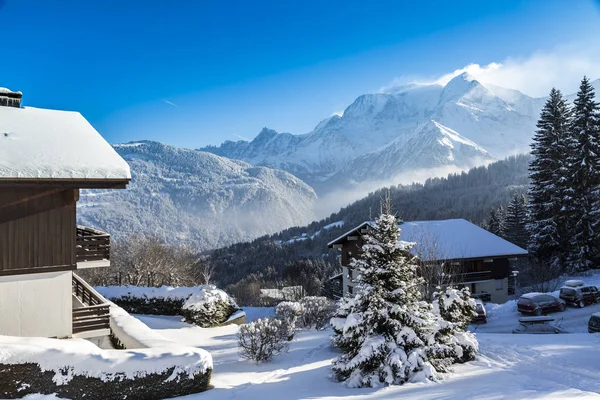 Paisaje invernal en un resort montañoso — Foto de Stock