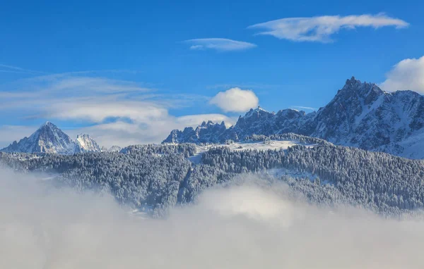 Picchi sopra le nuvole — Foto Stock