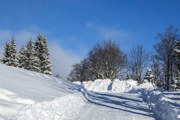 Drogi pokryte śniegiem w górach — Zdjęcie stockowe