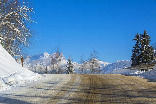 Drogi pokryte śniegiem w górach — Zdjęcie stockowe