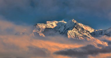 Mont Blanc kışın bulutların üstünde 