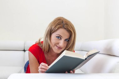 Kitap okuyan bir kadın.