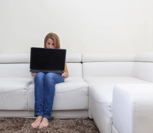 Kvinna som använder en bärbar dator — Stockfoto