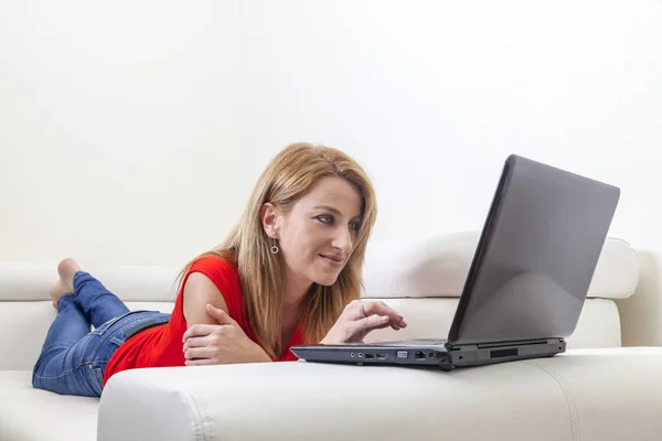 노트북을 사용하는 여자 — 스톡 사진