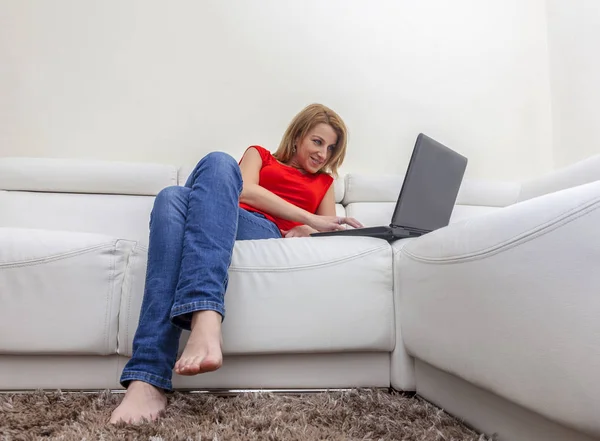 Mulher usando um laptop — Fotografia de Stock